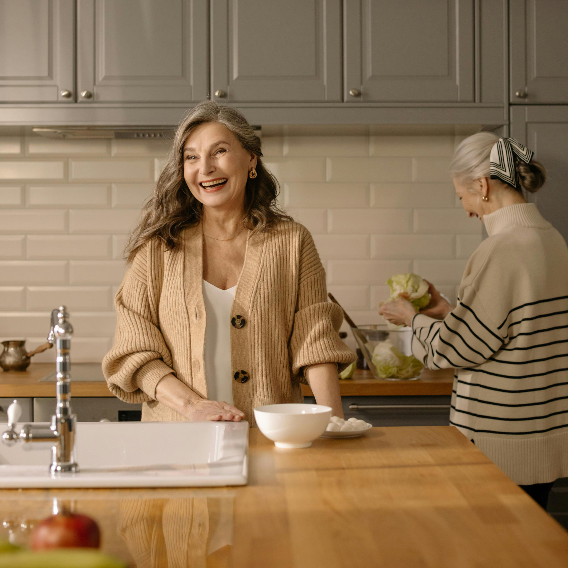 Giulia al telefono mentre controlla i farmaci di sua madre