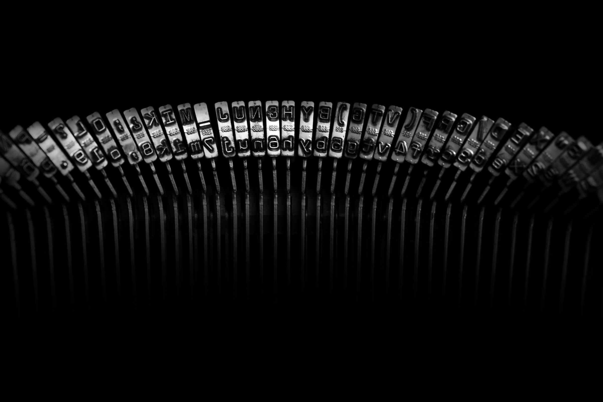 Una foto in bianco e nero di una fila di chiavi