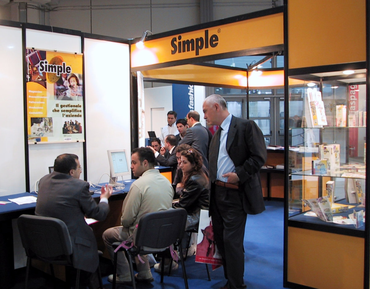 Visitatori allo stand Simple a SMAU